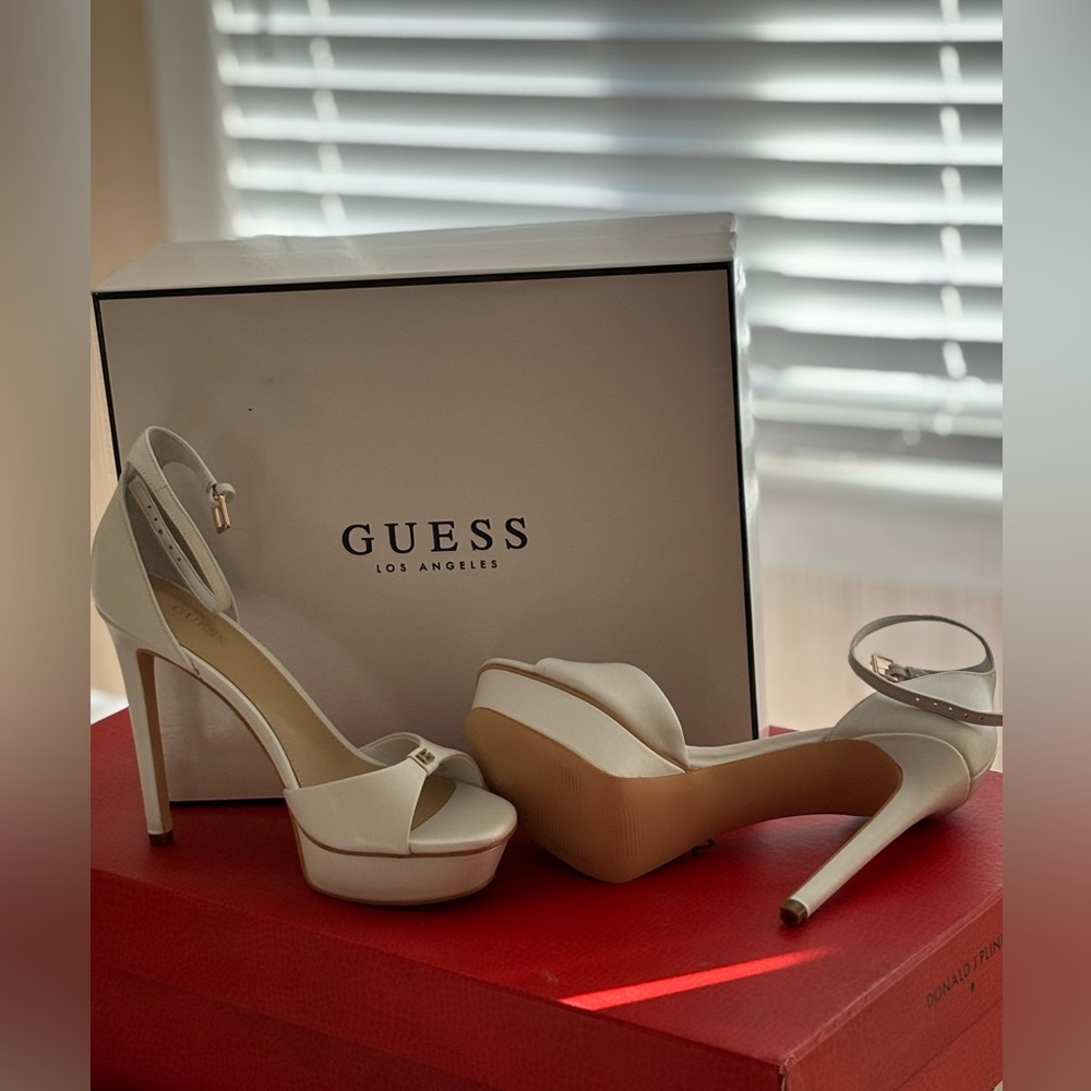 New. Size 81/2 Guess heels